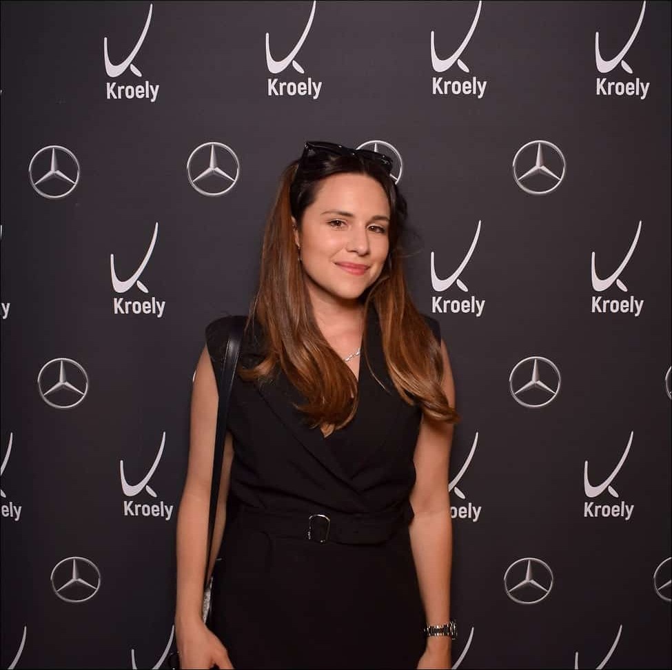 Invitée devant le photocall Kroely Mercedes, inauguration de la concession de Forbach