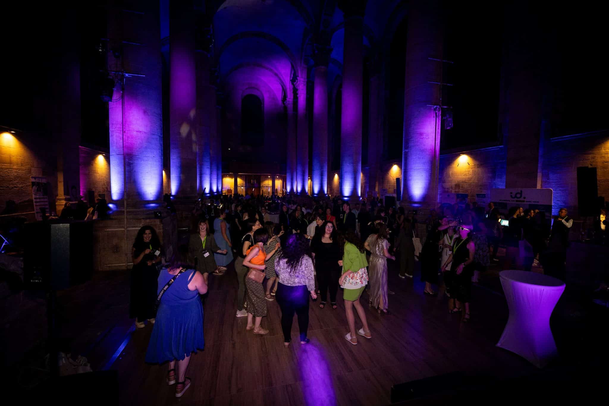 La piste de danse sous la nef en violet — Abbaye des Prémontrés
