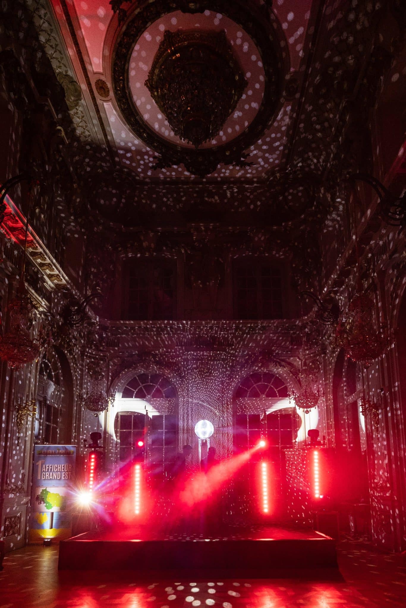 Reflets de la boule sur le plafond, scène en rouge — Opéra National de Lorraine