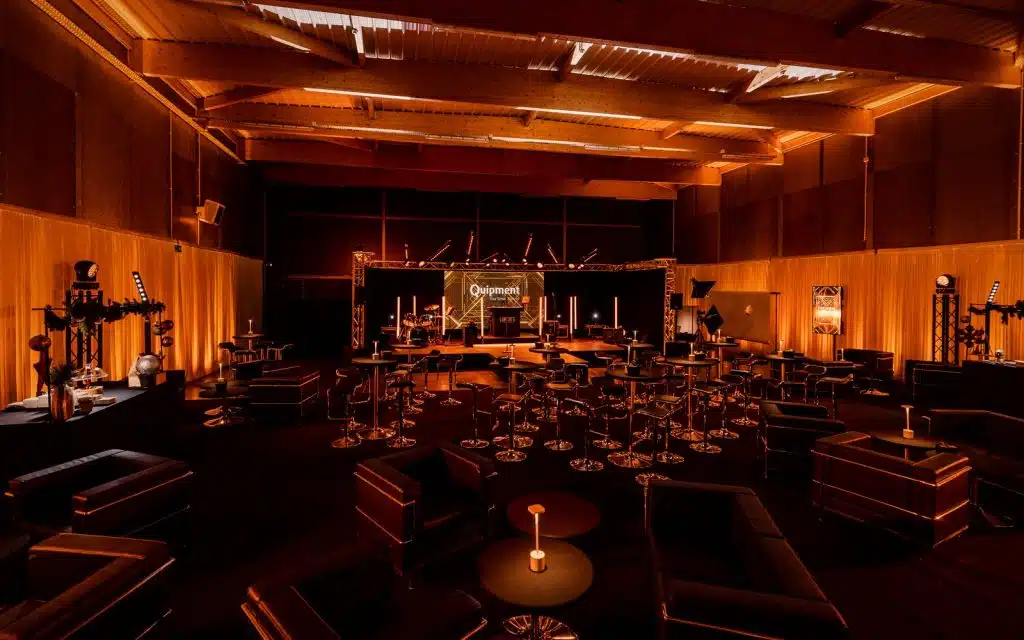 Salle mise en ambre, mobilier lounge et scène, séminaire Quipment 2024, agence LORENTS