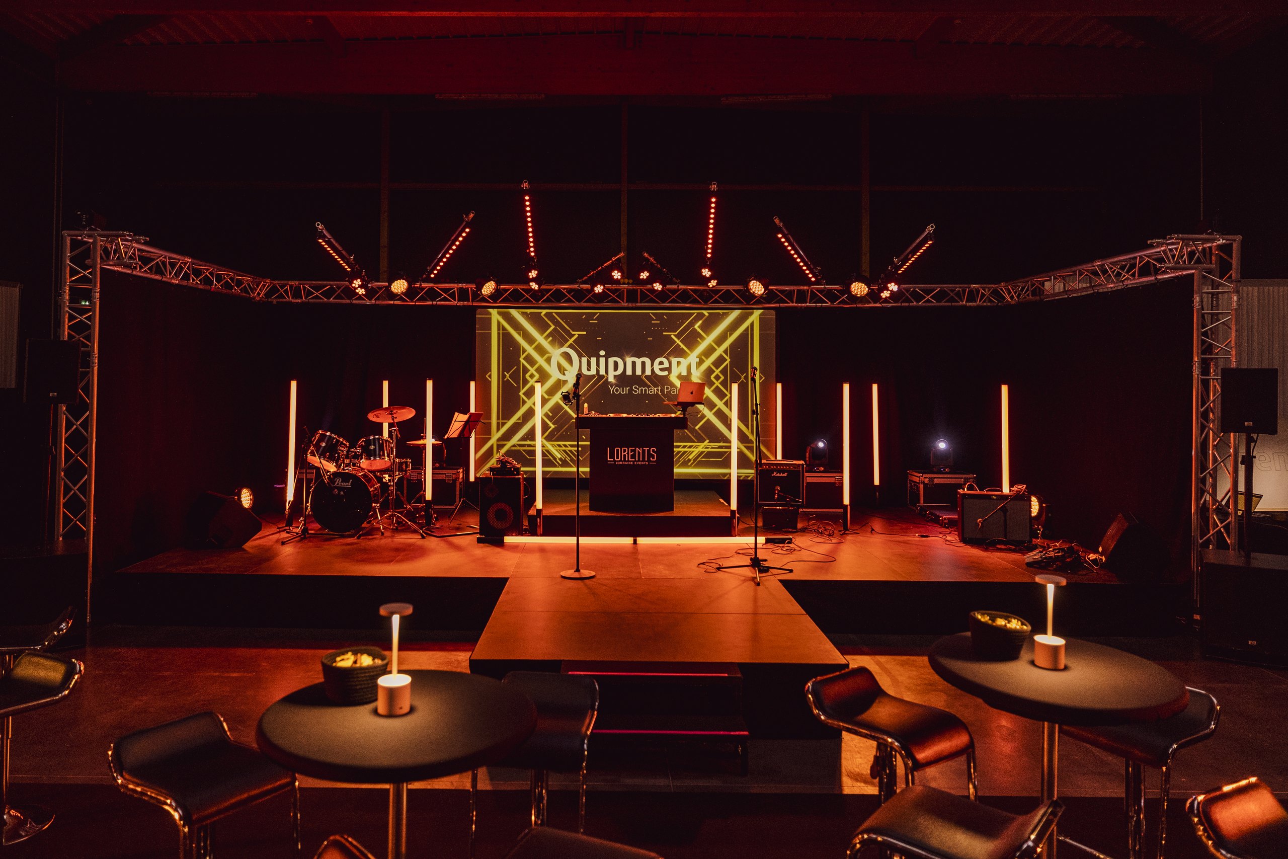 Salle de séminaire, scénographie ambiance ambre