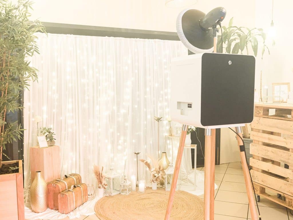 Photobooth LORENTS devant un rideau lumineux dans la salle Mirabelle