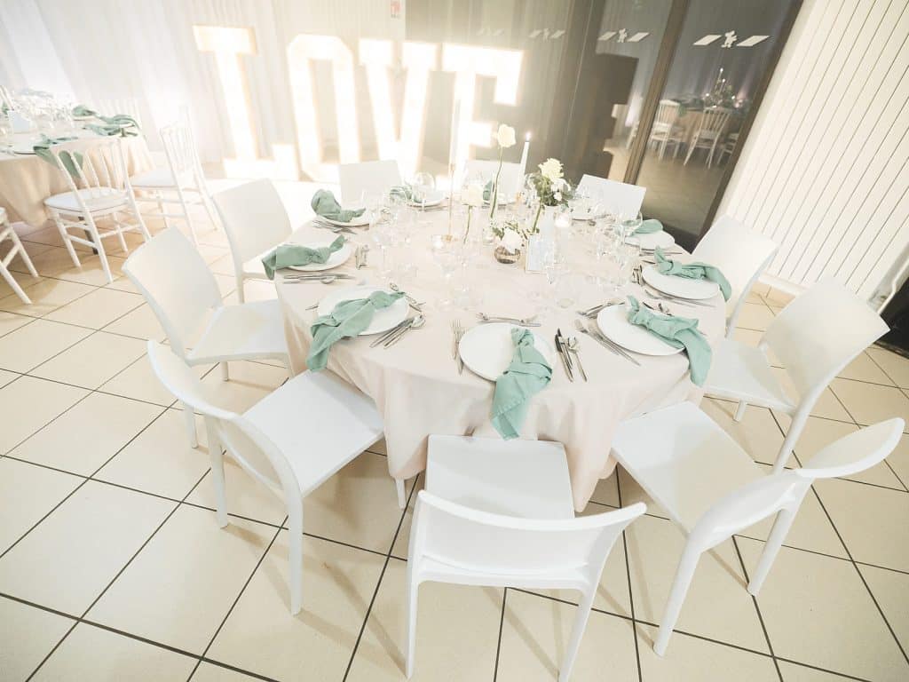 Table ronde dressée devant les lettres LOVE lumineuses, salle Mirabelle à Vandœuvre-lès-Nancy