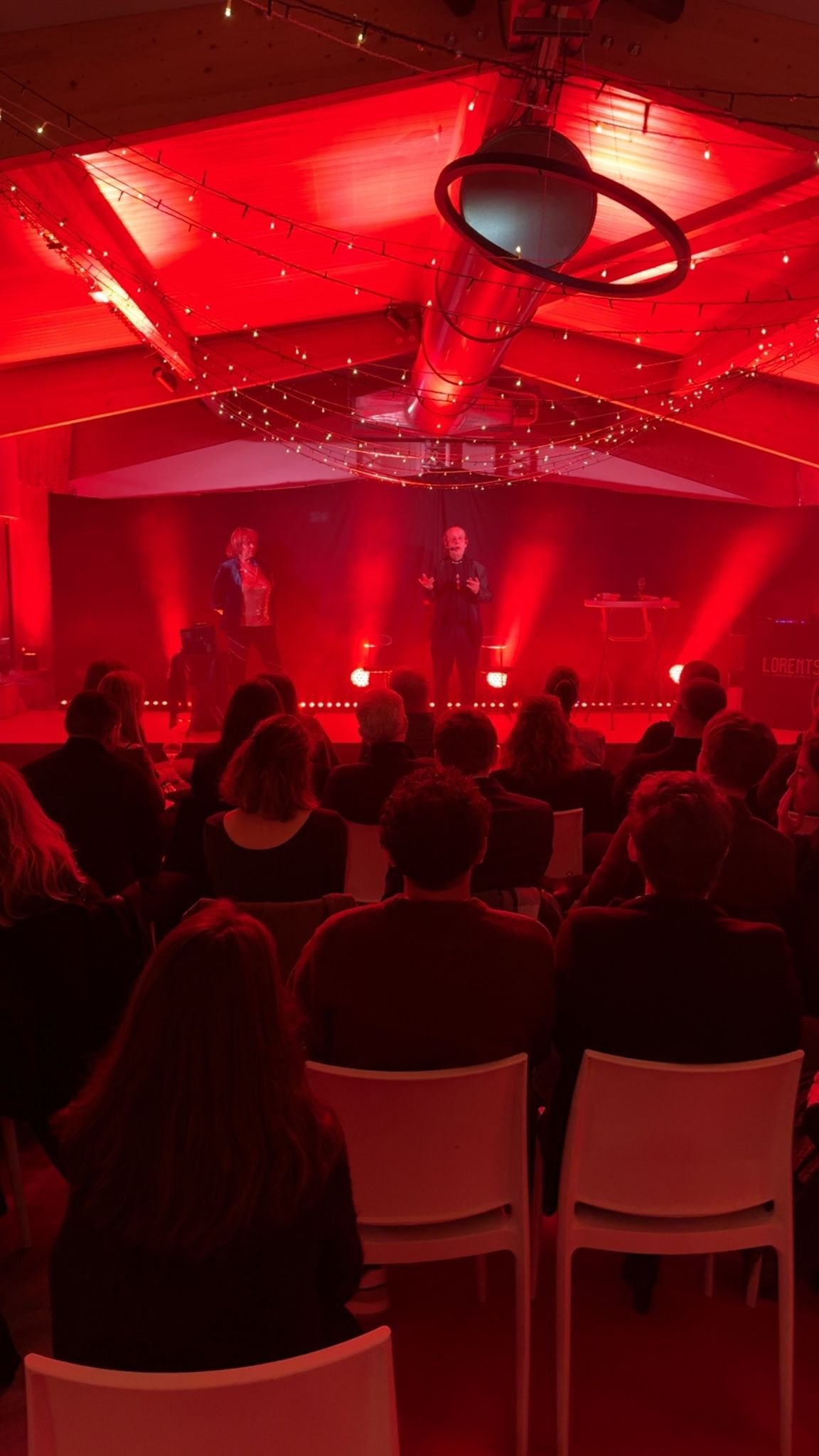 Le spectacle dans une salle toute rouge. Soirée de fin d’année