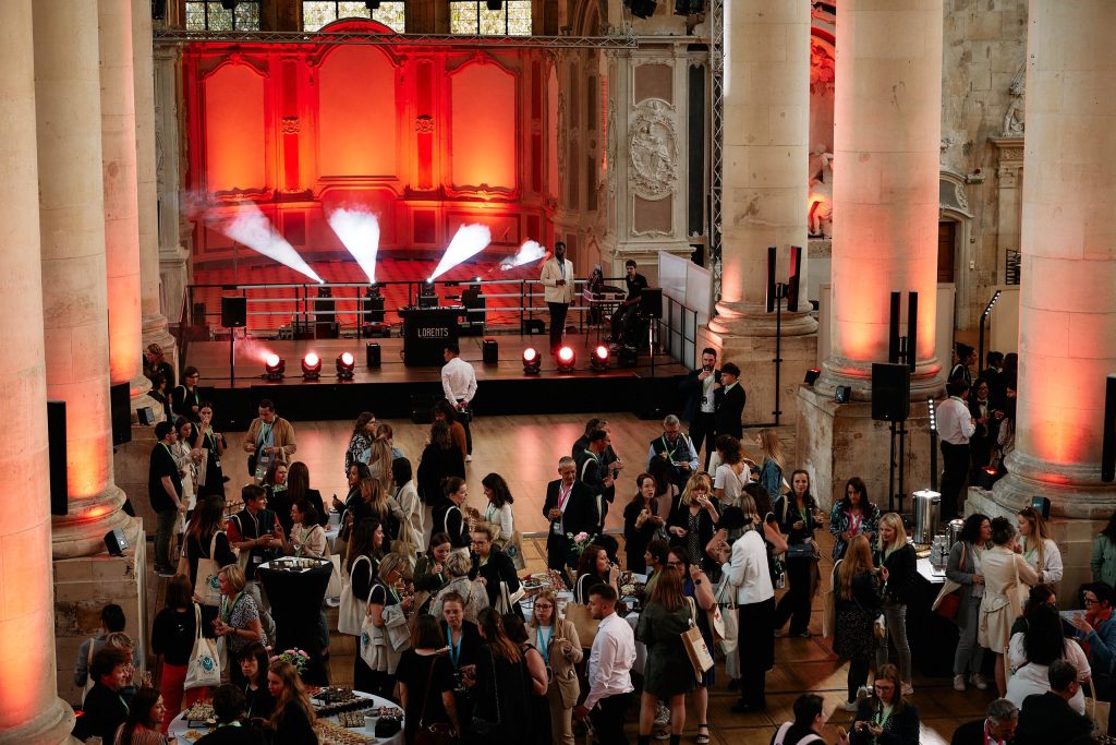 Scène éclairée face au public, convention à l’abbaye