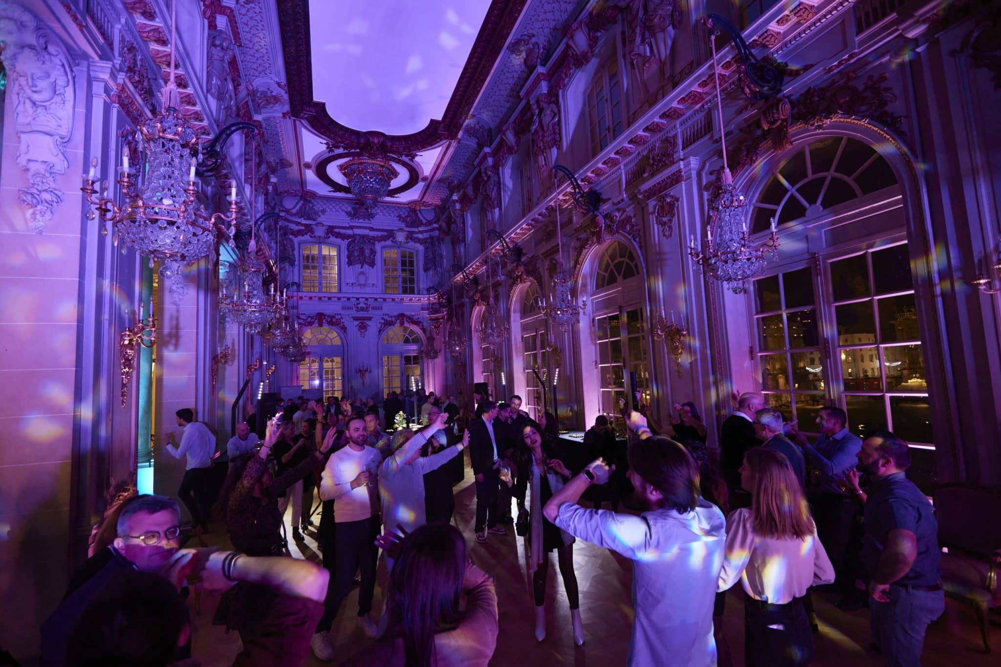 Soirée dansante sous une lumière violette — Opéra National de Lorraine