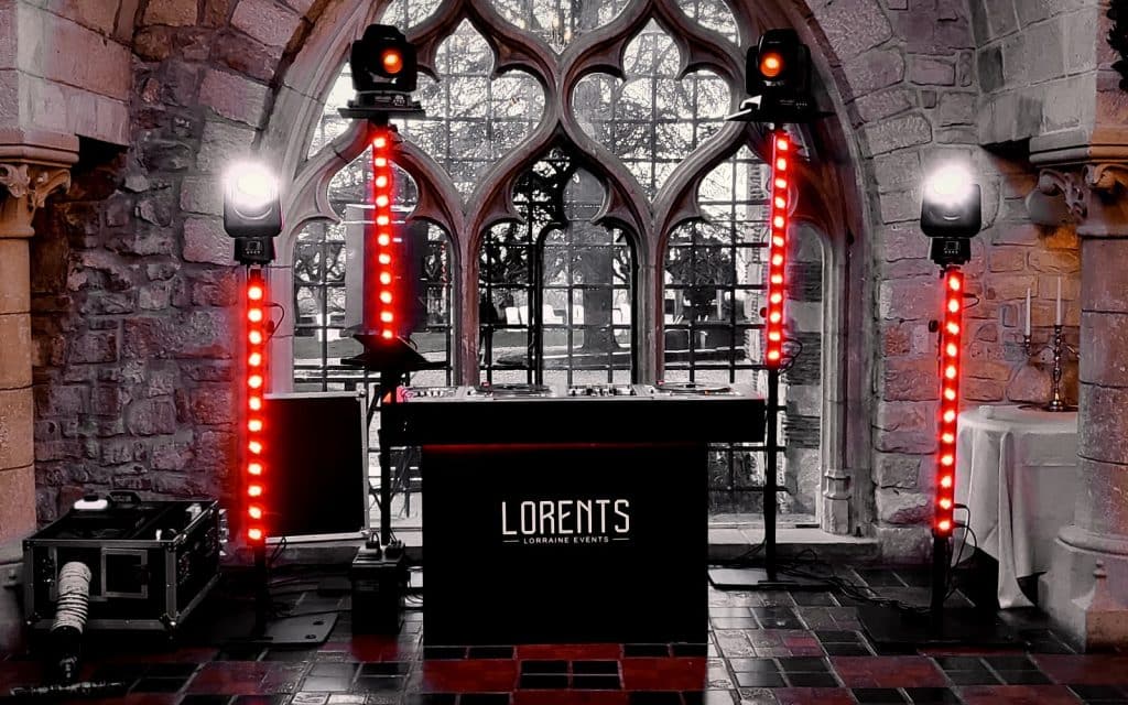 Stand DJ LORENTS, barres LED et flight cases installés dans une chapelle
