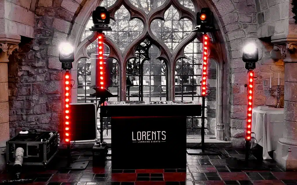 Stand DJ LORENTS, barres LED et flight cases installés dans une chapelle