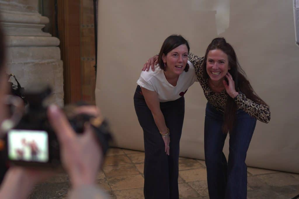 Yvonne, photographe LORENTS, cadre deux invitées ; la photo s'affiche déjà à l'écran de l'appareil