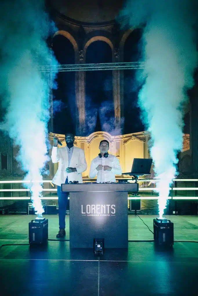 Le DJ LORENTS entre deux jets de CO2 dans la nef de l'Abbaye des Prémontrés