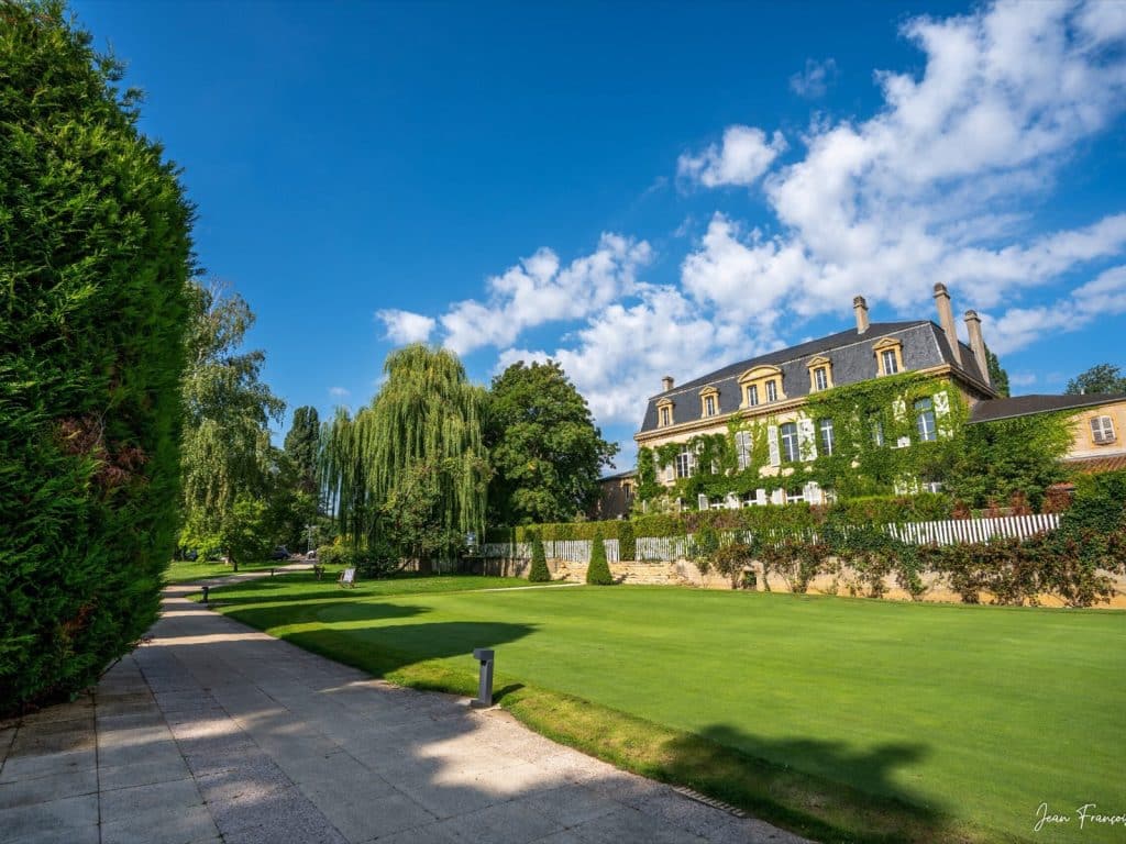 Le château et son jardin au bout de l’allée, Domaine de la Grange aux Ormes à Marly