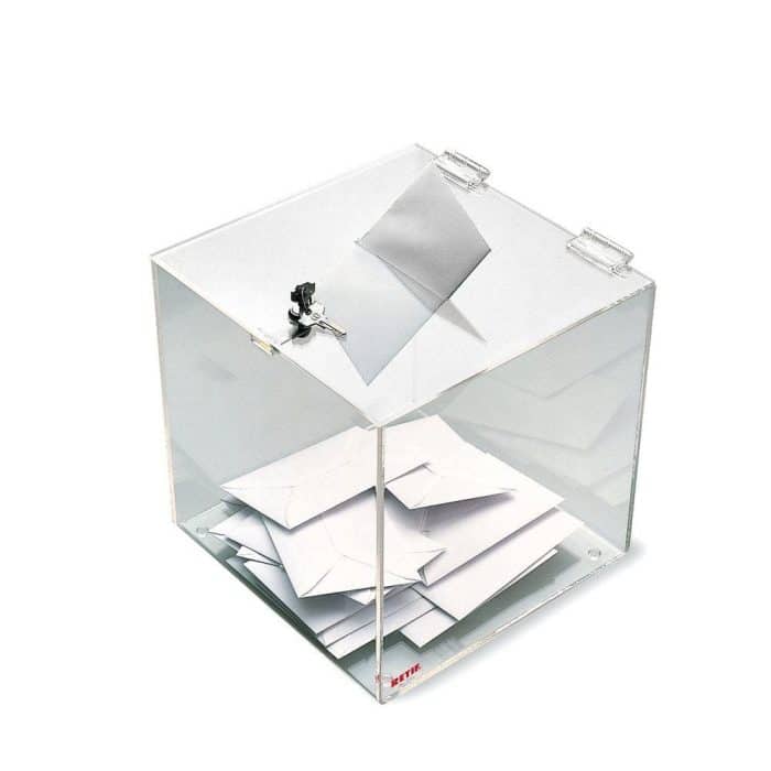 Urne en plexiglas transparent remplie d'enveloppes