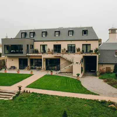 Le Castel Fey et ses terrasses vus du parc