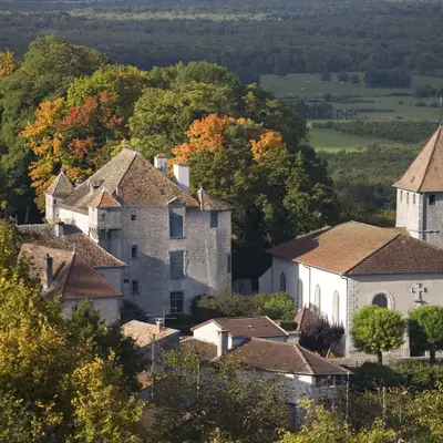 Le château de Boucq et sa tour carrée dominant le village