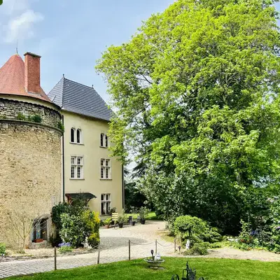 Tour ronde et façade du château de Morey à Belleau, vues du parc