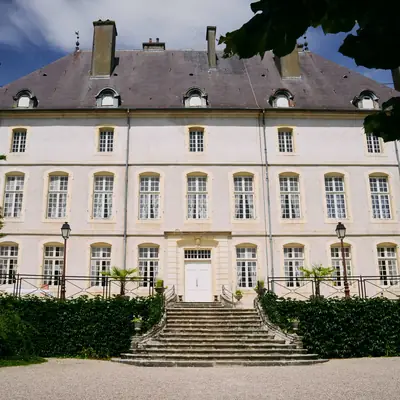 Façade du château de Vandeléville et son perron, côté parc