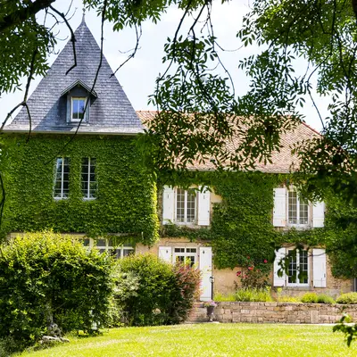 Le pavillon couvert de lierre du Domaine du Feyel
