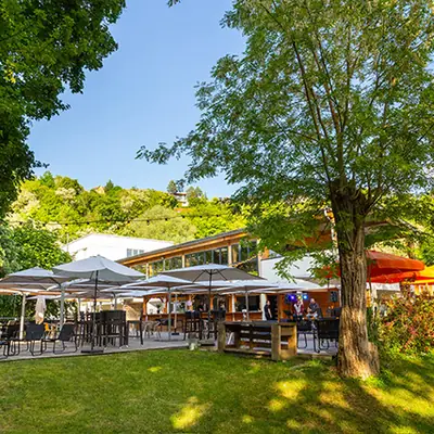 Le parc et la terrasse du Domaine du Val Fleuri, à Liverdun