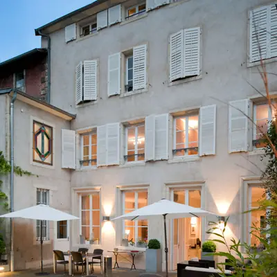 La cour pavée et la façade de la Maison de Myon, à Nancy
