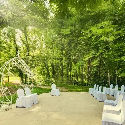 L'allée de cérémonie en lisière du bois, à la salle Mirabelle