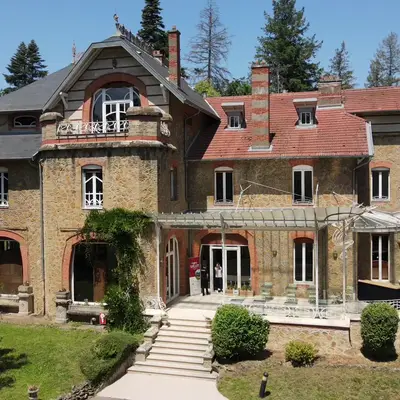 La Villa La Garenne à Liverdun dans son parc