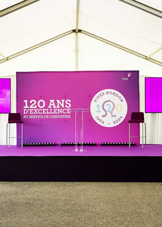 Scène éclairée de la cérémonie des 120 ans de Fives Nordon à Nancy