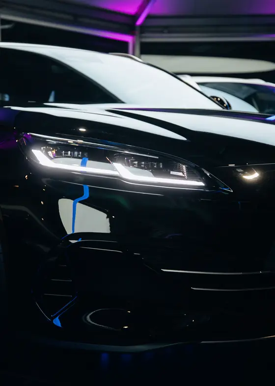 Véhicule BYD sous les lumières pour l'inauguration de la concession de Forbach