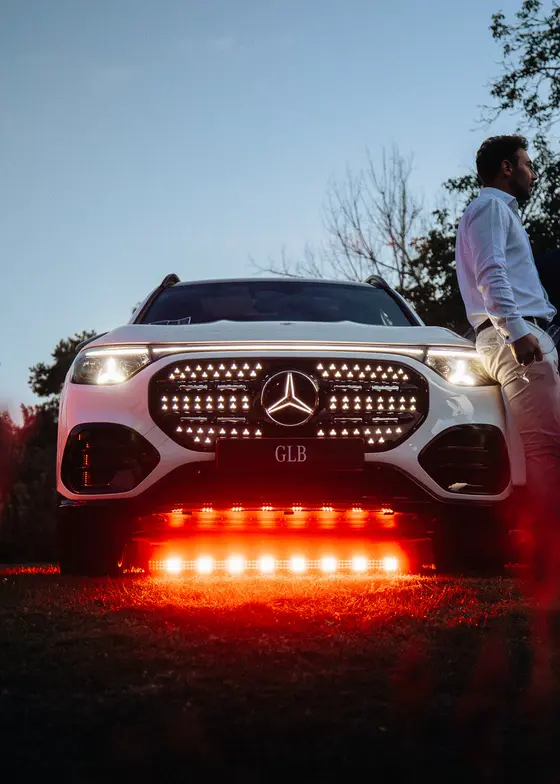Calandre de la Mercedes GLB soulignée d'une barre LED, soirée des nouveautés Kroely à Sarreguemines