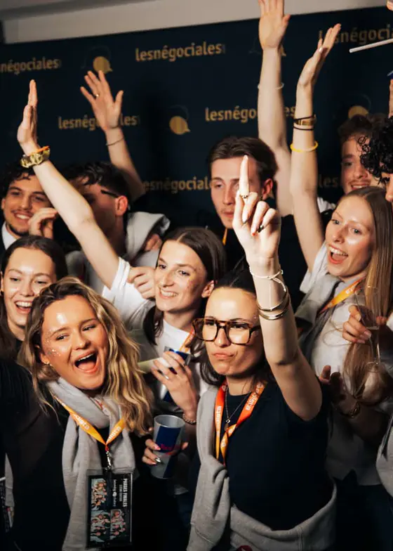 Étudiants qui lèvent les bras pendant la finale des Négociales 2026 au Centre Prouvé