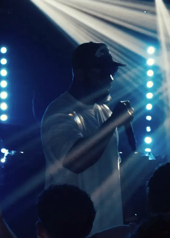 Showcase de Kaaris sous les faisceaux lumineux, gala ESNA 2026